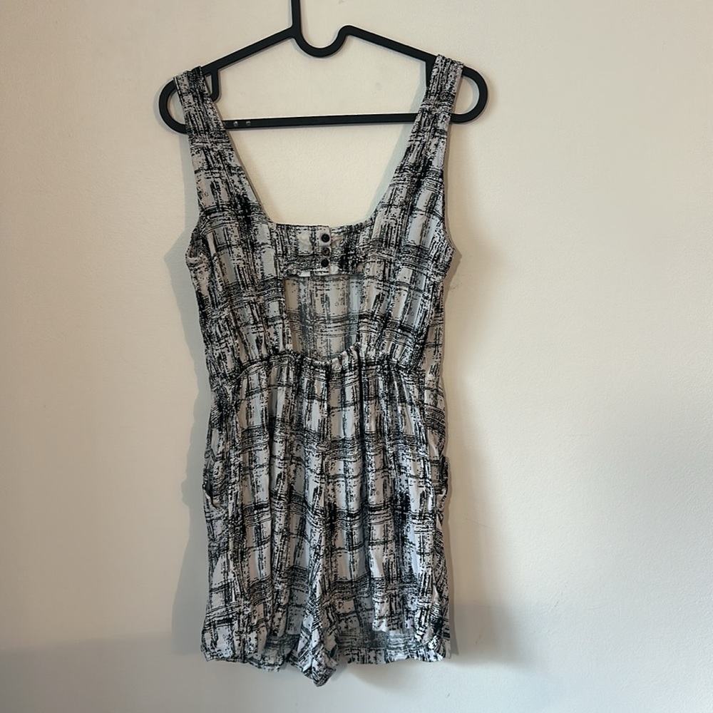 Patterned Romper with Pockets - Picture 2 of 6